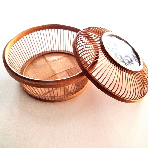 VTG Ribbed Bamboo Basket w/Lid ~ 7.25" Diam. Intricate 2-Tone Woven Inset ~ EVC! - Picture 10 of 12